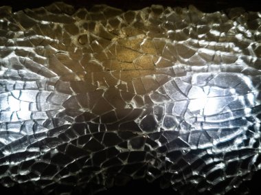 Kırık cam kırıkları vurgulanmış. yakın çekim seçici odak