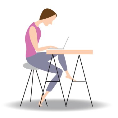 Genç adam laptopuyla masada oturuyor.