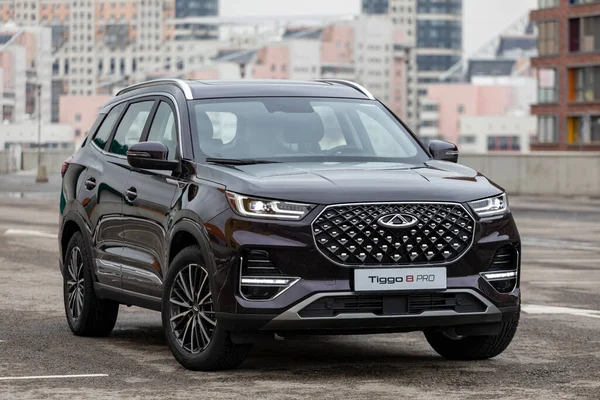 Moskova, Rusya - Mart 18.2021: Yeni modern SUV chery tiggo 8 pro. Çinli üretici Chery 'nin yedi koltuklu yeni minivanı.