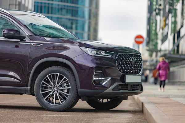 Moskova, Rusya - 18 Mart 2021: Yeni lagre çinli minivan chery tiggo 8 pro. Tiggo 8 artı şehir caddesine park edilmiş. SUV kaputu