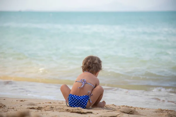Widok Tył Trochę Słodkie Dziewczyny Jest Gra Plaży Pobliżu Morza — Zdjęcie stockowe