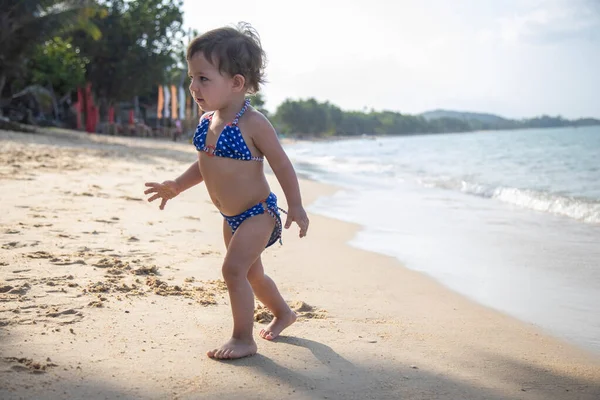 Little Cute Girl Jest Uruchomiony Gra Plaży Pobliżu Morza Wakacjach — Zdjęcie stockowe
