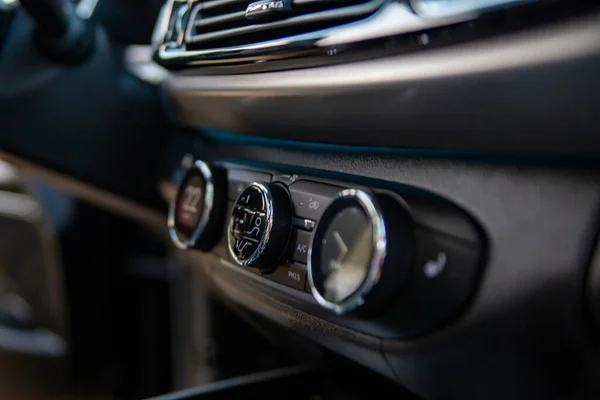 Multimedialna Konsola Sterująca Klimat Nowoczesnym Samochodzie Premium Zbliżenie Wybiórcze Skupienie — Zdjęcie stockowe