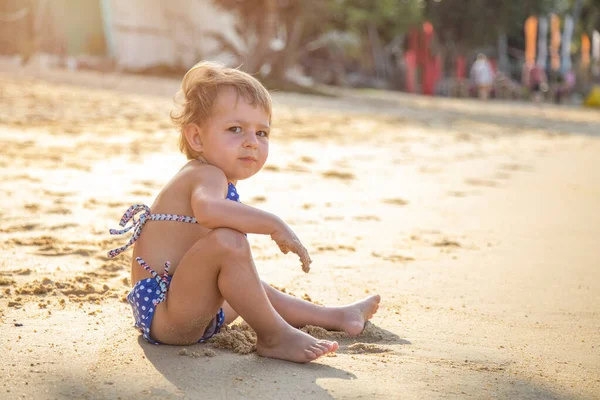 Portret Dziewczynki Siedzącej Piaszczystej Plaży Słońcu — Zdjęcie stockowe