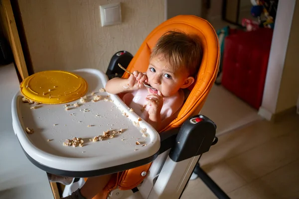 Bambino Che Mangia Sporco Nel Seggiolone Casa — Foto Stock