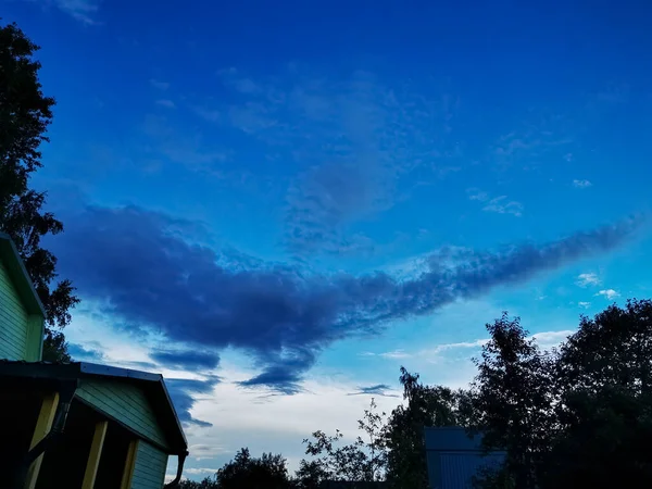 太陽を覆う空の美しい雲 深い青い空 — ストック写真