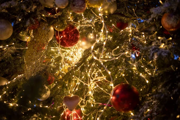 Textuur Nieuw Jaar Close Van Een Kerstboomtak Met Decoratieve Ballen — Stockfoto