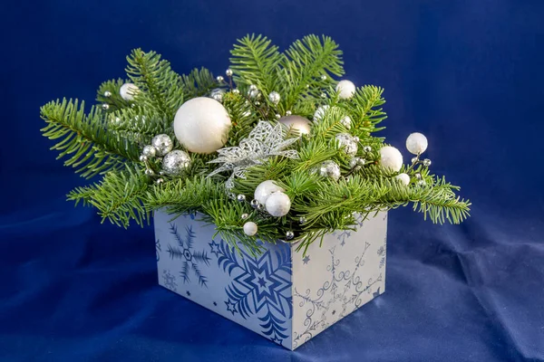 Kék Doboz Fenyőtobozokkal Fehér Golyókkal Karácsonyfa Újévi Karácsonyi Dekorációk Fenyőtobozzal — Stock Fotó