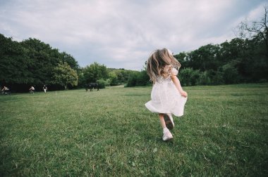 Kız bir orman yolu boyunca kaçıyor.