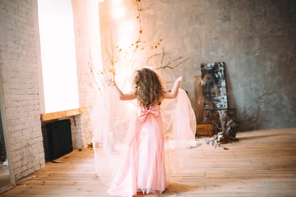 Güzel giyimli bir aile, büyük, parlak bir odada, aile hayatı.