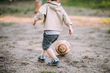 Futbol oynayan çocuk.