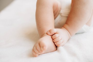 Bebek ayakları yakın.