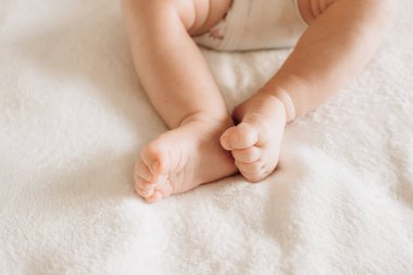 Bebek ayakları yakın.