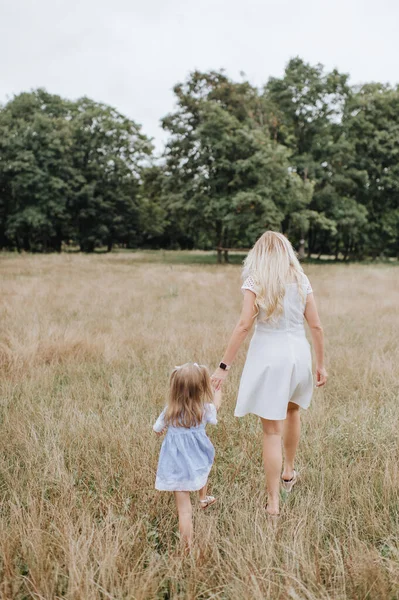 Mom Walks Her Daughter Nature — Stock Photo, Image