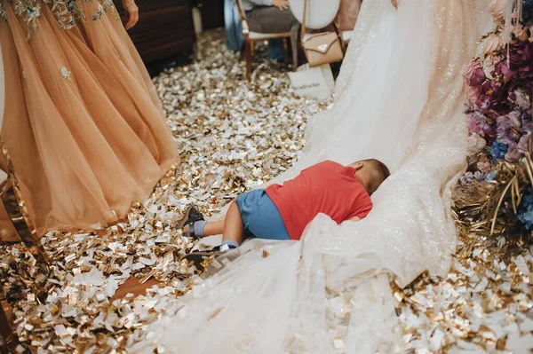 Gyerek Menyasszony Ruhájának Szegélyén Fekszik — Stock Fotó