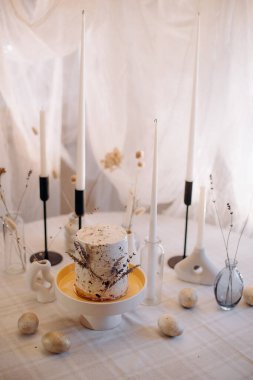 Mumlu Paskalya tatlı masası.