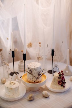 Mumlu Paskalya tatlı masası.