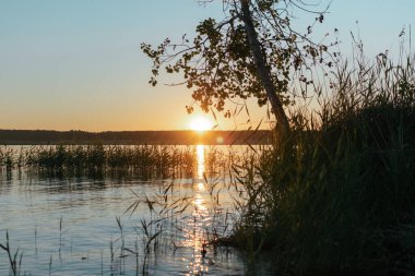 Gölde gün batımı