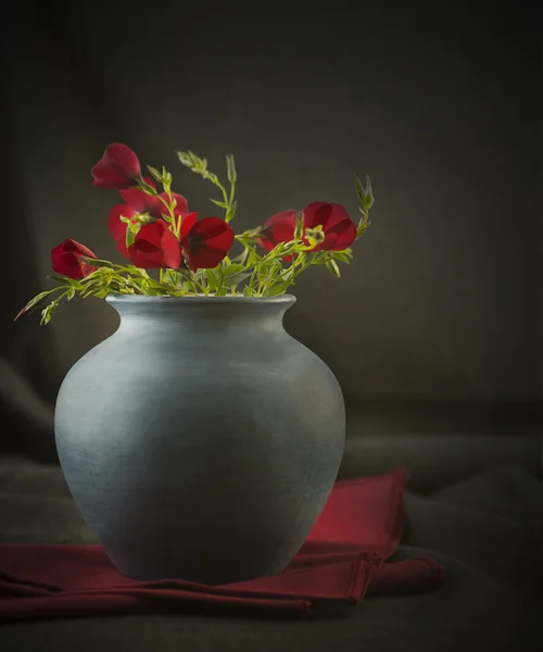 Stilleven fotografie wilde bloemen in een blauwe vaas — Stockfoto