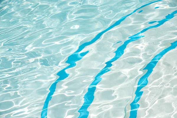 Cristallino piscina blu con gradini — Foto Stock