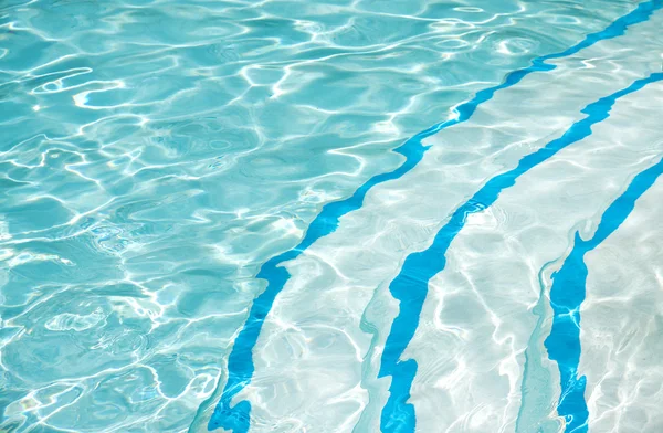 Piscina blu con gradini curvi — Foto Stock