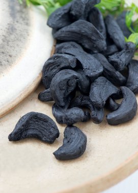 Siyah sarımsak karanfil