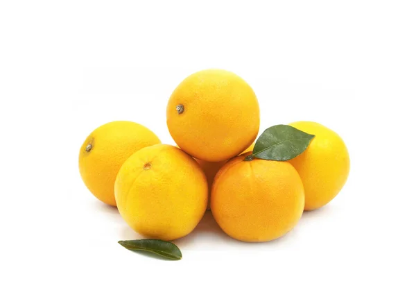 Spanische Bio Orangen Einem Haufen Mit Blättern Auf Weißem Hintergrund — Stockfoto