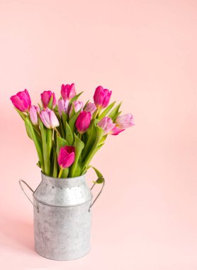 pembe arkaplanda bir vazoda pembe laleler. Tatil arkaplanı, Sevgililer Günü için fotokopi alanı anneler günü, doğum günü konsepti..