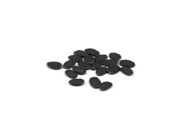 Bir grup ekilmiş organik luffa tohumu beyaz bir arkaplan üzerine kapanır.