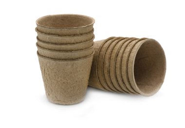 Seçici odak noktası biyolojik olarak çözünebilir elyaf kaplar, bir bahçe serasına tohum ekmenin çevre dostu bir yolu ya da beyaz bir arka planda çekim yapmak.