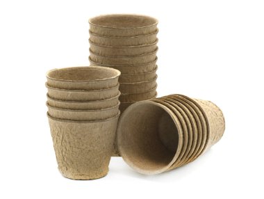 Biyo çözünür bir yöntem olarak kullanılan yuvarlak fiber kaplar grubu ya da bir bahçe serasına tohum ekme ya da beyaz arka planda çekilen tahsis çekimleri 