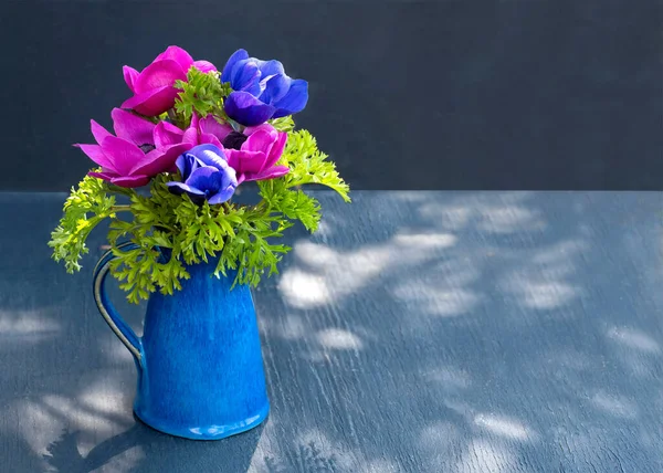Mooie Bos Van Roze Blauwe Anemoon Bloemen Een Vaas Concept — Stockfoto