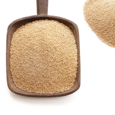  Amaranth 'ın protein, lif, mikro besin ve antioksidan açısından zengin sağlık faydalarıyla biliniyor. Uzakta bir tohum yığınıyla beyaz arka planda büyük bir tahta kaşıkta.