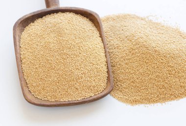 Protein, lif, mikro besin ve antioksidan açısından zengin olan amaranth pseudo-tahıl ürünleri. Tahıl yığınının yanında büyük bir tahta kaşıkla gösteriliyor.