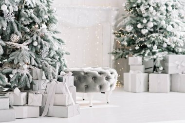 Şenlikli bir iç mekan. Lüks Noel ağacı hediyelerle süslenmiş. Mutlu yıllar 2021. Noel konsepti. Yumuşak seçici odaklanma. Boşluğu kopyala.