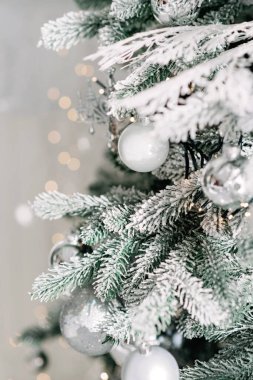 Noel arkaplanı çok az. Arka planda bulanık bokeh ışıkları olan toplarla süslenmiş bir Noel ağacı. Baner, tatil kartı, maket. Yeni yıl 2021. Yumuşak seçmeli odak, alanı kopyala.