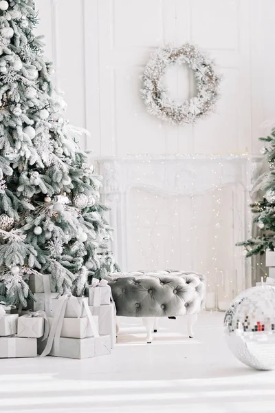 Şenlikli bir iç mekan. Lüks Noel ağacı hediyelerle süslenmiş. Mutlu yıllar 2021. Noel konsepti. Yumuşak seçici odaklanma. Boşluğu kopyala.