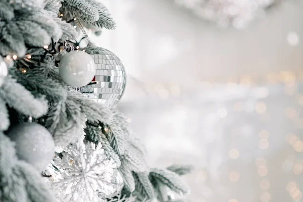 Noel arkaplanı çok az. Arka planda bulanık bokeh ışıkları olan toplarla süslenmiş bir Noel ağacı. Baner, tatil kartı, maket. Yeni yıl 2021. Yumuşak seçmeli odak, alanı kopyala.