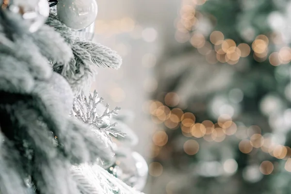 Noel arkaplanı çok az. Arka planda bulanık bokeh ışıkları olan toplarla süslenmiş bir Noel ağacı. Baner, tatil kartı, maket. Yeni yıl 2021. Yumuşak seçmeli odak, alanı kopyala.
