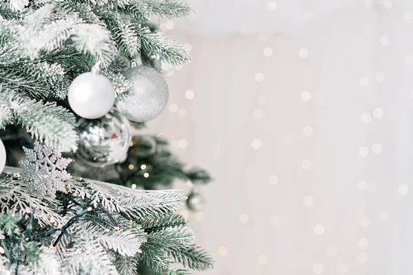 Noel arkaplanı çok az. Arka planda bulanık bokeh ışıkları olan toplarla süslenmiş bir Noel ağacı. Baner, tatil kartı, maket. Yeni yıl 2021. Yumuşak seçmeli odak, alanı kopyala.