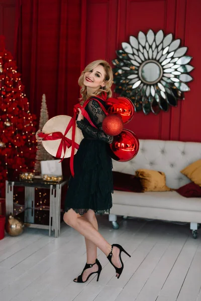 Mujer Sonriente Vestido Con Regalo Sus Manos Sobre Fondo Luces —  Fotos de Stock