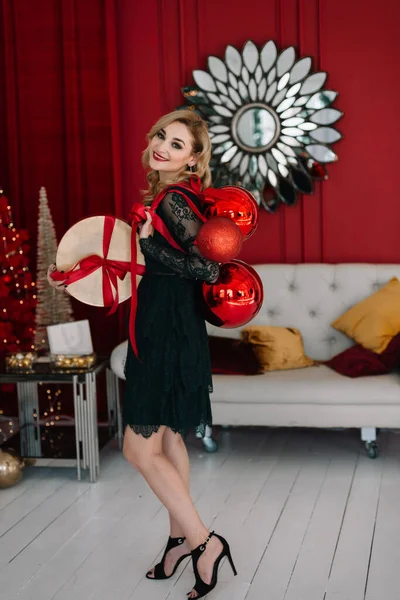 Lächelnde Frau Einem Kleid Mit Einem Geschenk Der Hand Vor — Stockfoto