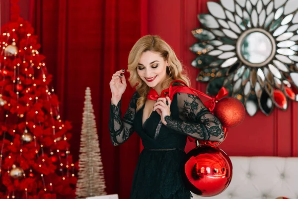 Hermosa Mujer Rubia Vestido Sobre Fondo Luces Borrosas Bokeh Árbol —  Fotos de Stock