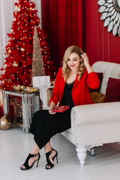 Junge Frau Rot Mit Weihnachtsschmuck Der Hand Vor Dem Hintergrund — Stockfoto