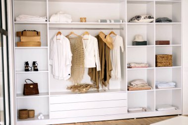 Modern giyinme odasını ışık tonlarıyla süsleyin. Yumuşak seçici odak.