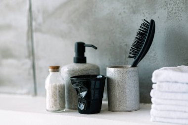 Modern spa ve banyo içi konsepti, rahatlatıcı dekor. Temiz beyaz havlular. Yumuşak seçici odak.