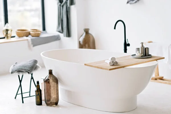Çağdaş bir dairede beyaz, modern bir banyo. Şık bir iç tasarımı ve ev dekorasyonu var. Yumuşak seçici odak.