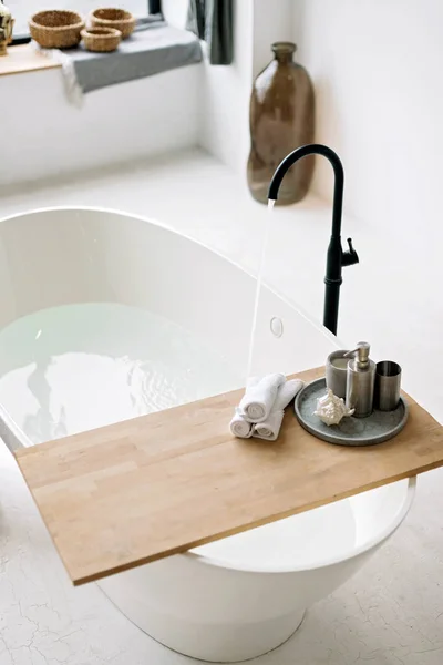 Fehér Fürdőkád Megtölti Habbal Víz Egy Modern Apartman Stílusos Loft — Stock Fotó