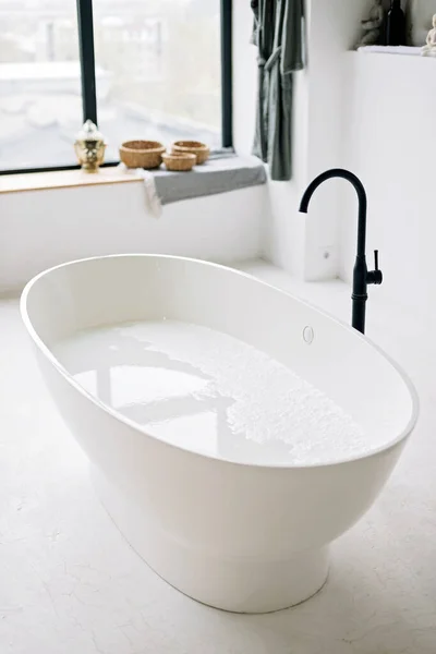 Banheira Branca Enche Com Água Espuma Apartamento Moderno Com Design — Fotografia de Stock