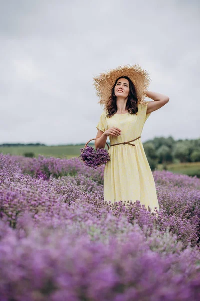 Bella Donna Abito Giallo Cappello Con Cesto Fiori Campo Lavanda — Foto Stock